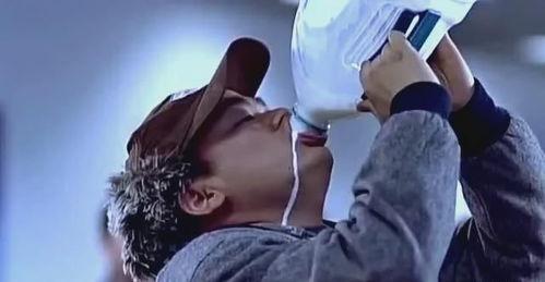 王宝强喝牛奶视频,健康生活新风尚