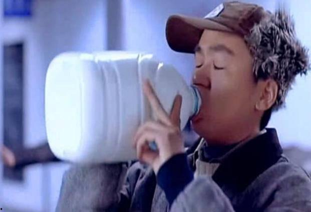 王宝强喝牛奶视频,健康生活新风尚